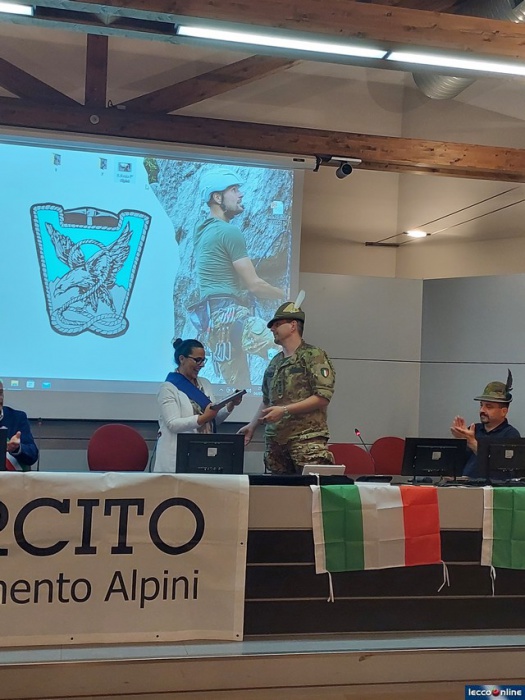 Fassero dona il crest a Hofmann